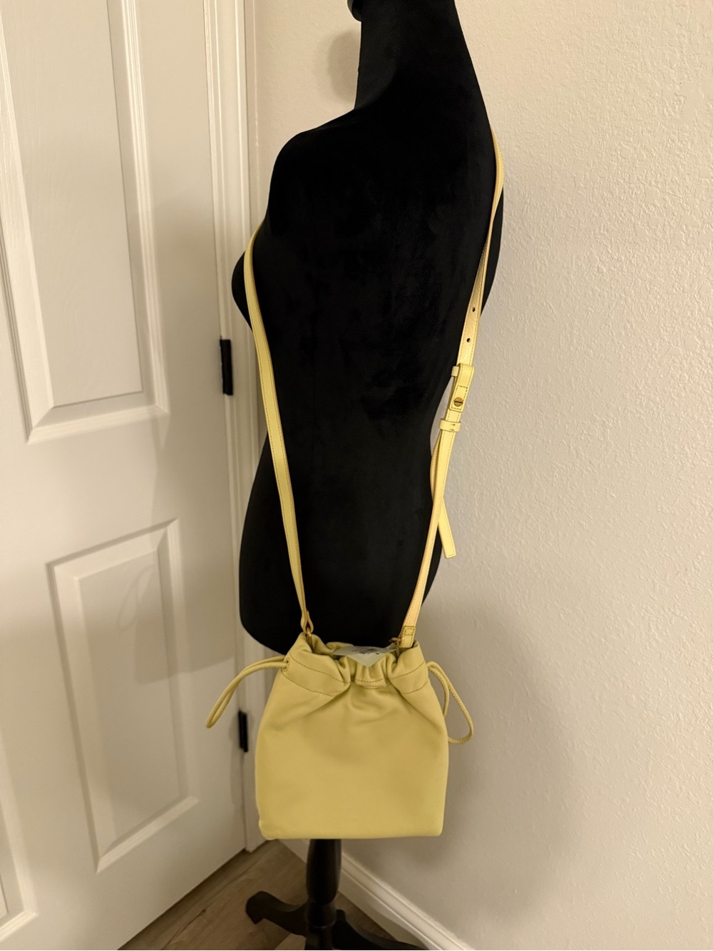 Women's Drawstring Bucket Bag in Pale Yellow - Gigi Drawstring - Picture 3 of 7